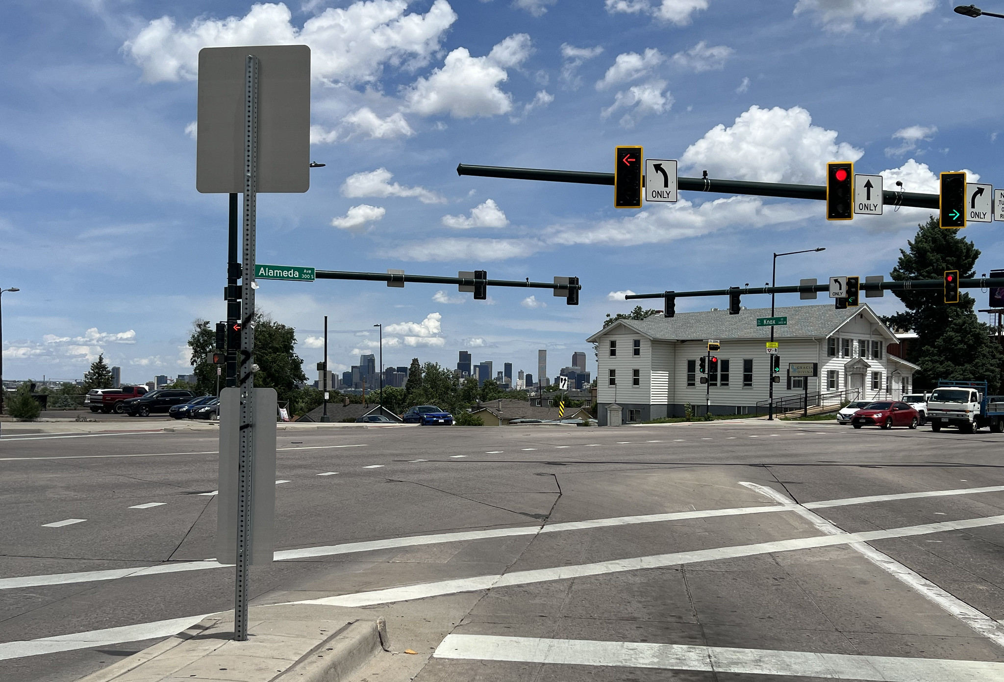 The traffic moving through the intersection of Alameda Avenue and Knox Court.